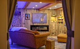 Anastasia'S Secret! Cupar Swiss Alpine Style Apartment